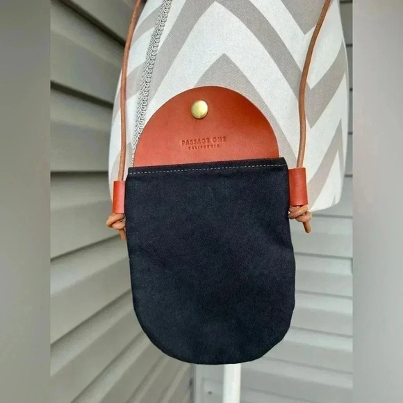 PASSAGE ONE BALI CROSSBODY BAG - BLACK - Picture 4 of 6